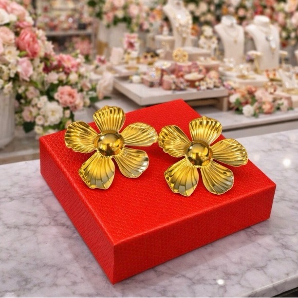 Jewelry - NIB gorgeous Large Gold Floral Earrings for pierced ears